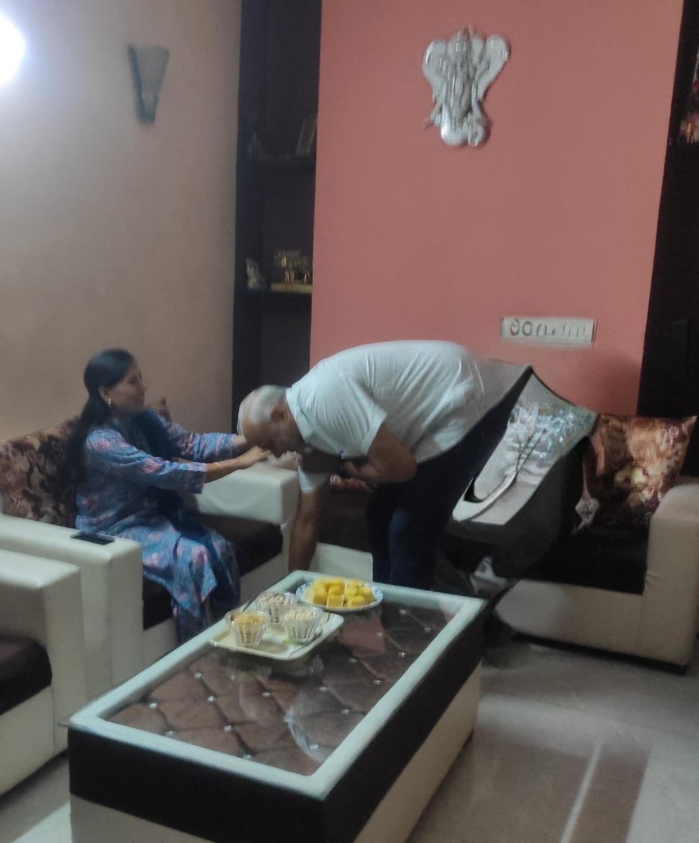 romibhati's tweet photo. भारत के ल��कतंत्र की रक्षा में अरविंद केजरीवाल जी के संघर्ष को देखते हुए मैंने जन्मदिन तो नहीं मनाया,लेकिन मेरा जन्मदिन तब खास हो गया जब @KejriwalSunita भाभी जी का आशीर्व���द प्राप्त किया।

सुनीता भाभी जी की हिम्मत और संघर्ष करने का जज्बा देख कर हमारा उत्साह आज दोगुना हो गया है।

हम सब ‘जेल का जवाब वोट से’ देंगे और तानाशाहों को सबक जरूर सिखाएंगे।