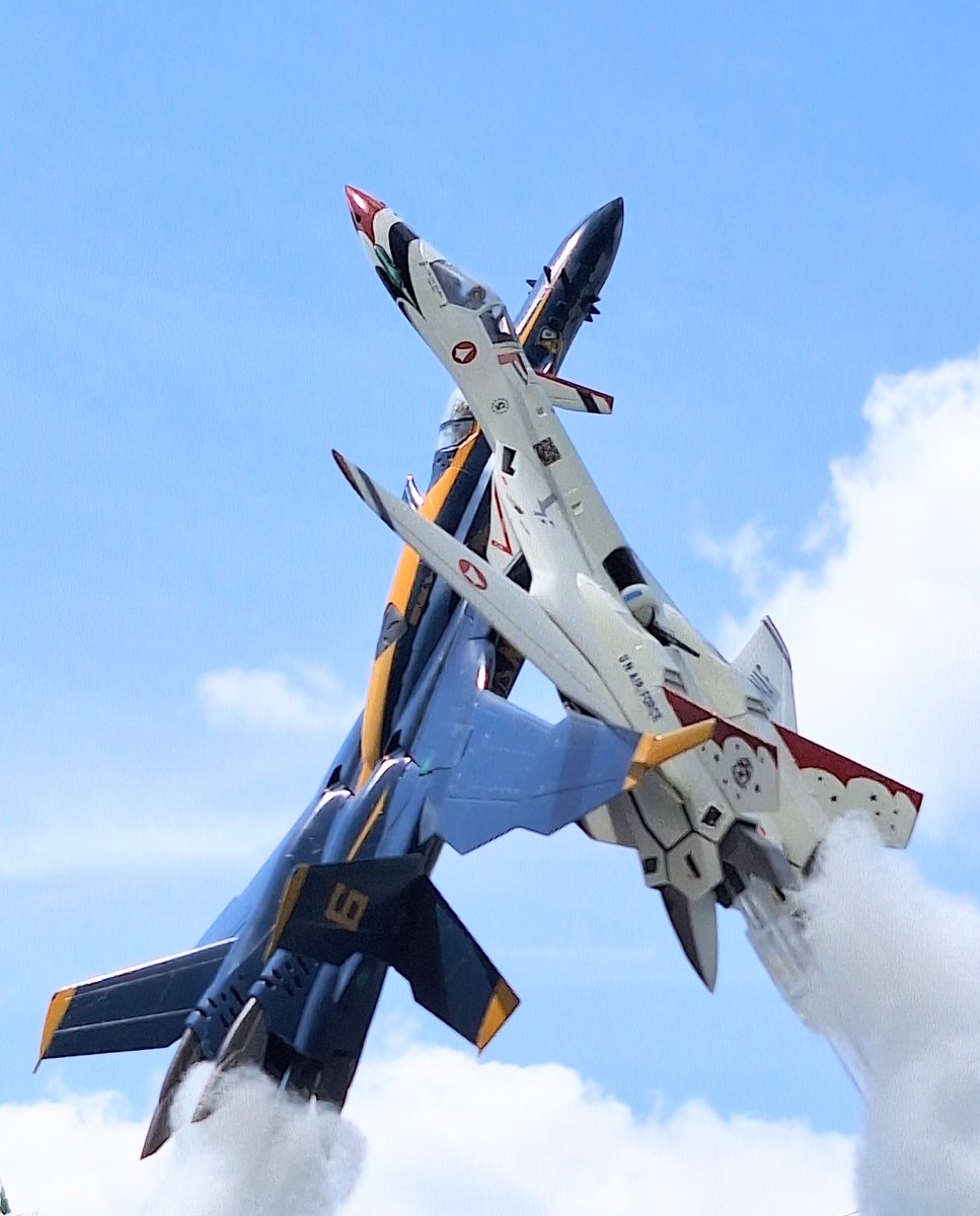 #マクロスモデラーズ応募
作品名「BlueAngels vs ThunderBirds」
これが本当のエンジェルバーズだぜぇ➰️✈️🚀

SV-51γブルーエンジェルス仕様とVF-19 Aサンダーバーズ仕様にて 華麗なる空戦機動を表現しました🎵