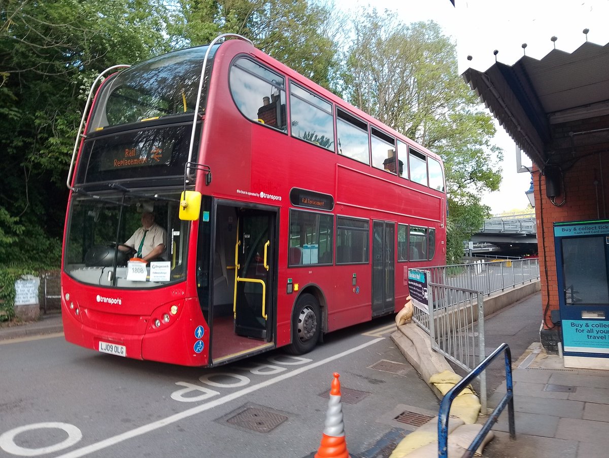I think the last red E400 with <a href="/TransporaBus/">Transpora Transport Solutions</a> 2905 - LJ09 OLG at Beaconsfield yesterday on <a href="/chilternrailway/">Chiltern Railways</a> Rail Replacement to Aylesbury Vale Parkway