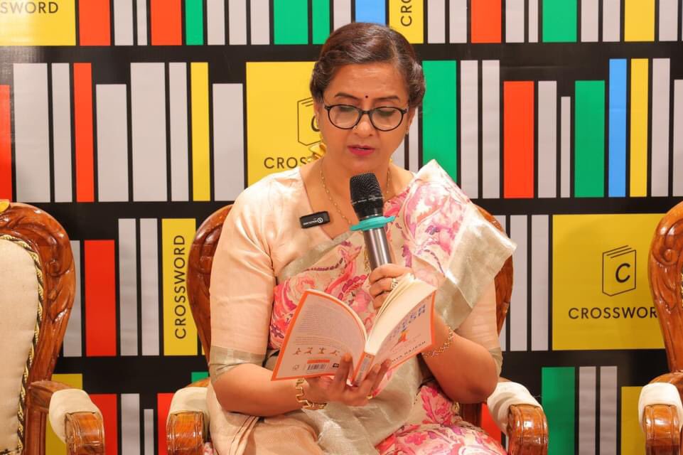 #FabulousFriday — at the launch of “Conversations with the Career Doctor” by @SaundaryaR ✨—A book that’s going to be the guiding light to SO MANY women! Also, #myfangirlingmoment with the amazing, charming @jananisampath 💖 Feeling blessed, belonged, and motivated!