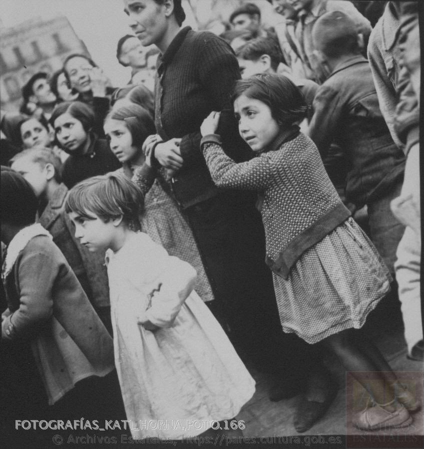 ❤️Os deseamos un feliz #DíaDeLaMadre 2024 con algunas fotografías del #ArchivoFotográfico de Kati Horna, conservado en el #CDMH de @culturagob, y que contiene una pequeña parte de su trabajo realizado durante la #GuerraCivilEspañola.

Consulta todo en👇
pares.mcu.es/ParesBusquedas…