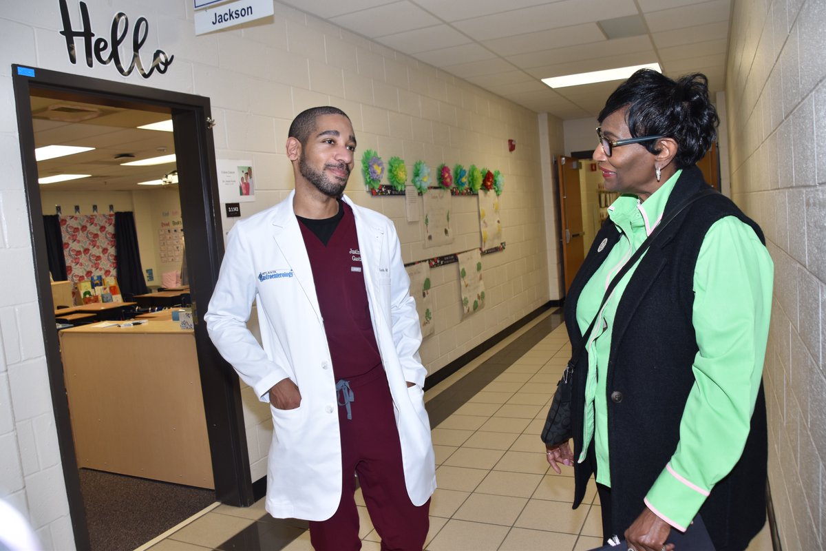 It was a true honor to be invited to give a talk on colon cancer screening at the Alpha Kappa Alpha Sorority Wellness Health Fair! Remember every month is colon cancer awareness month. Get Screened! #GITwitter