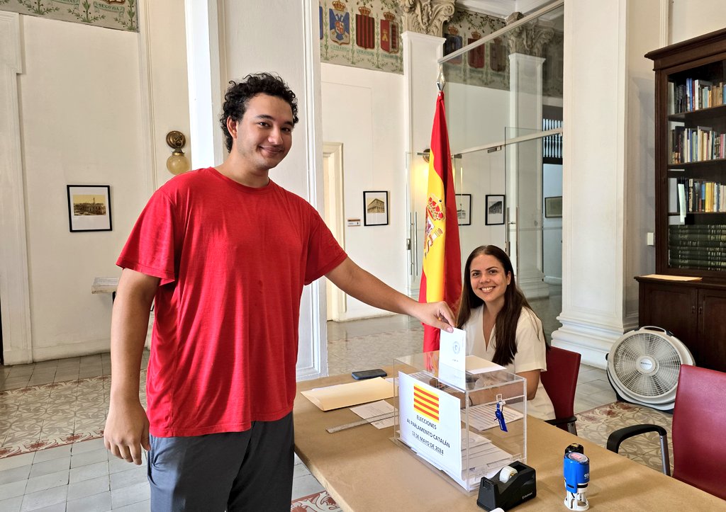 🗳Comenzamos la segunda jornada votación de las #EleccionesCatalanas #VotoCERA. Marc ha sido el elector más madrugador de hoy. 📢Estamos abiertos hasta la 1 pm.