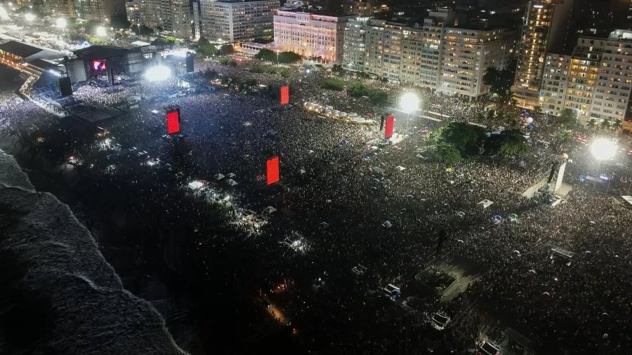 Bom dia ✨🌈 1.6 milhão de pessoas (um dos maiores públicos da história) celebrando a vida, a diversidade e o orgulho em Copacabana. O Brasil precisava disso depois de tantos anos de tristeza, repressão e caretice. Obrigado, @Madonna!