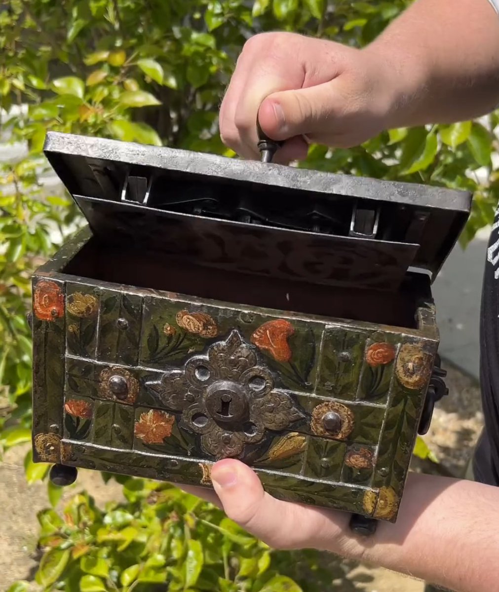 Captain Redbeard’s “Early 17th Century Chest” — Featuring @redbeardsrelics — Link to post: 1715fleetsociety.com/early-17th-cen…
#1715fleetsociety #redbeardsrelics #captainredbeard