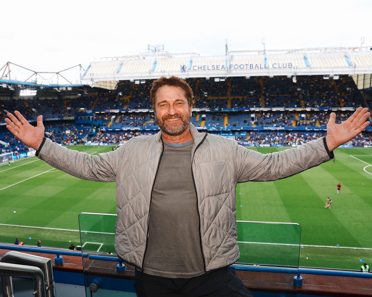 Gerard Butler is certainly enjoying this one. 😁 #CFC | #CheWhu