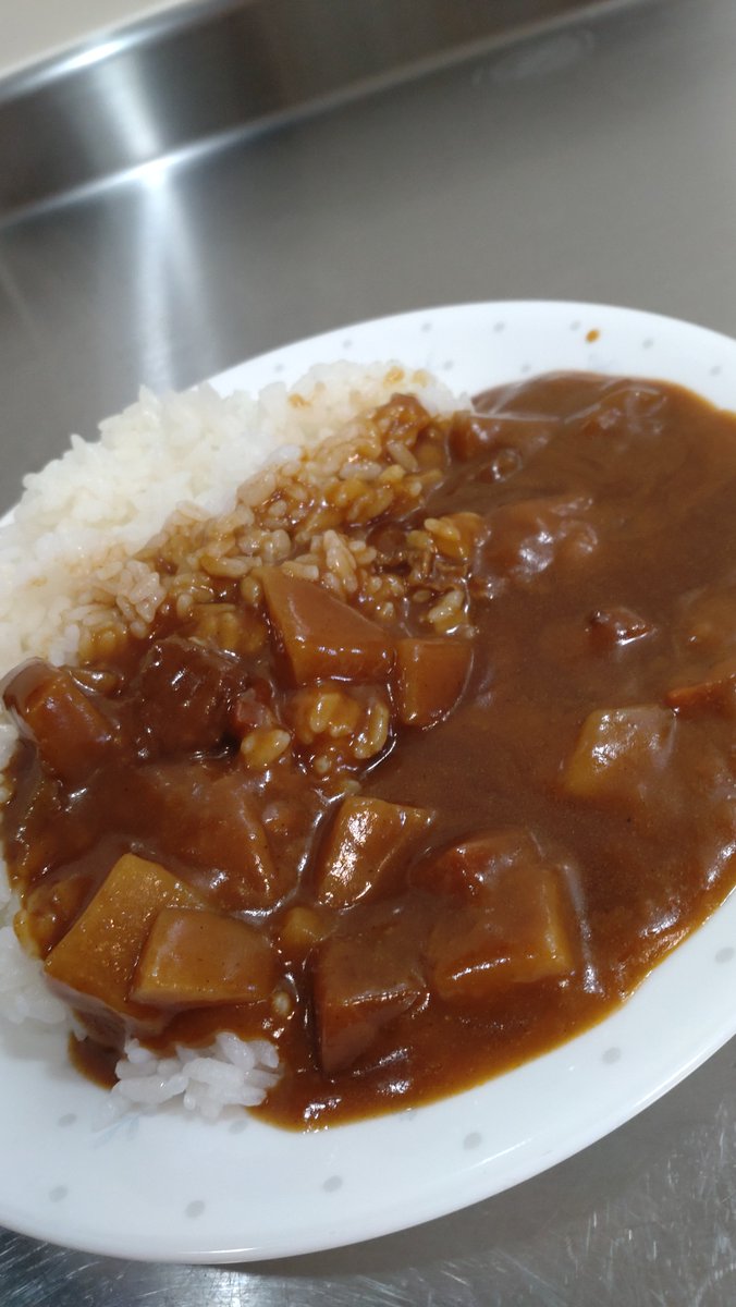 男のチャーハンシリーズ🤣 は一休みして、 ”レトルトカレー” にしてみました🤗 最近のレトルトカレー、侮るなかれですね💦 めちゃ美味しい😋 #飯テロ #お腹ペコリン部