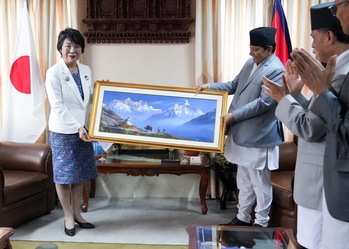 現地時間5月5日、#ネパール を訪問中の #上川外務大臣 は、ナラヤン・カジ・シュレスタ・ネパール副首相兼外務大臣と外相会談を行いました。