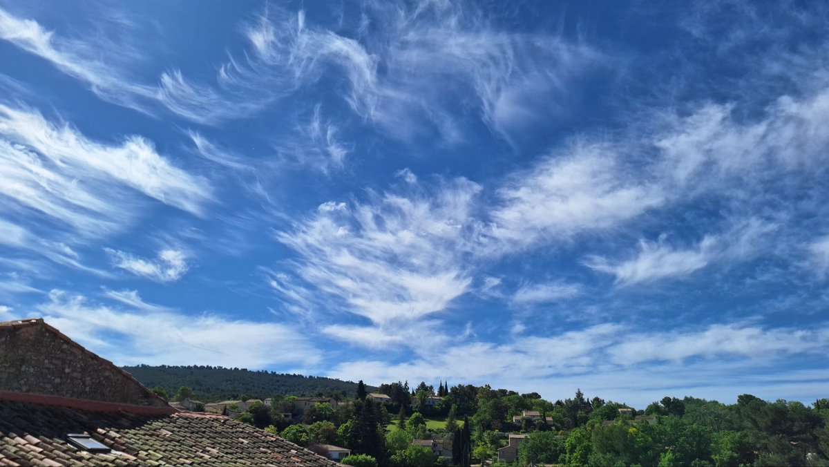 skata2013's tweet photo. Beautiful Cirrus Clouds in Provence #Clouds #CirrusClouds #StormHour #ThePhotoHour @StormHour @ThePhotoHour @RMetS https://t.co/3heXYXYnDO