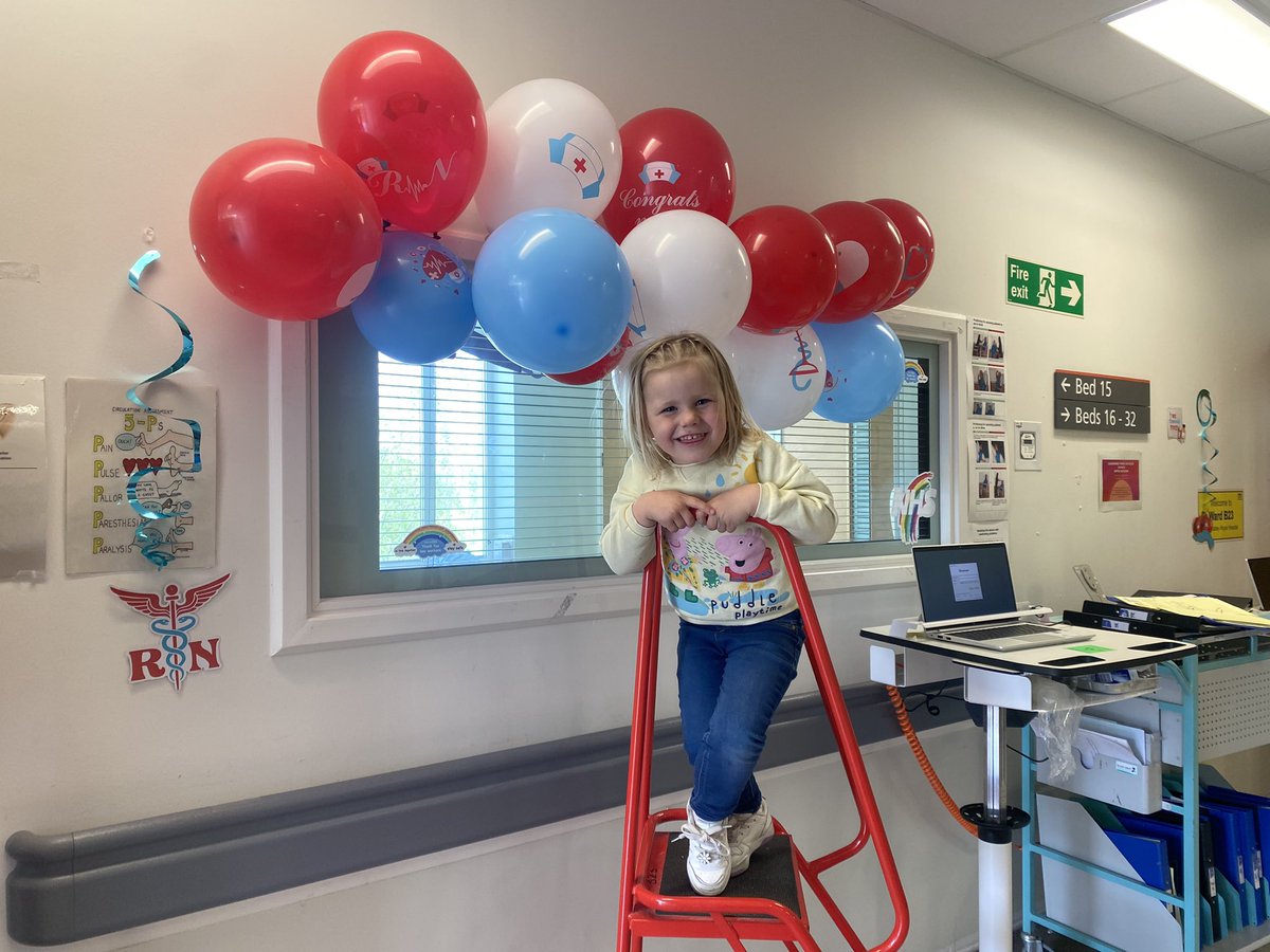 Sophie getting helping getting the ward ready for international Nurses Week!! #B23 #Nurse #ThankYouNHS @NHSForthValley  @Dodd68Fra  @karen_goudie @tross1504