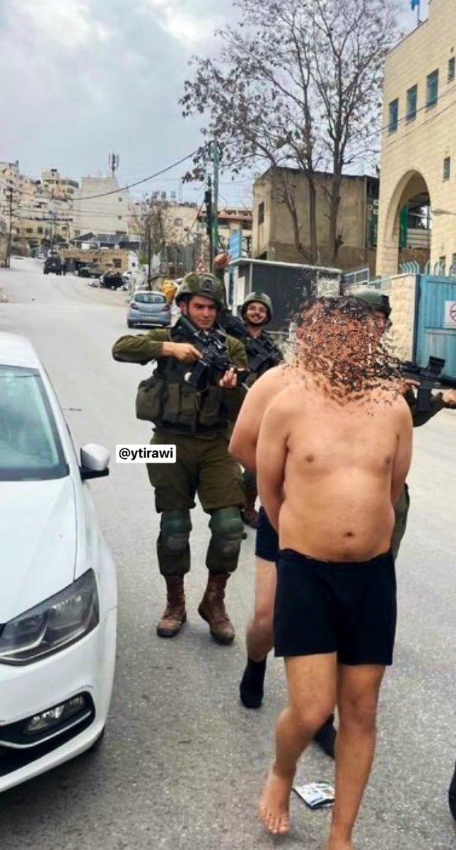 Fotos tomadas y subidas a redes sociales por soldados del Batallón Netzah Yehuda de la ocupación israelí muestran el secuestro de palestinos en la antigua ciudad de Hebrón, quienes luego son humillados al hacerlos desfilar por la ciudad despojados de sus ropas. El Batallón…