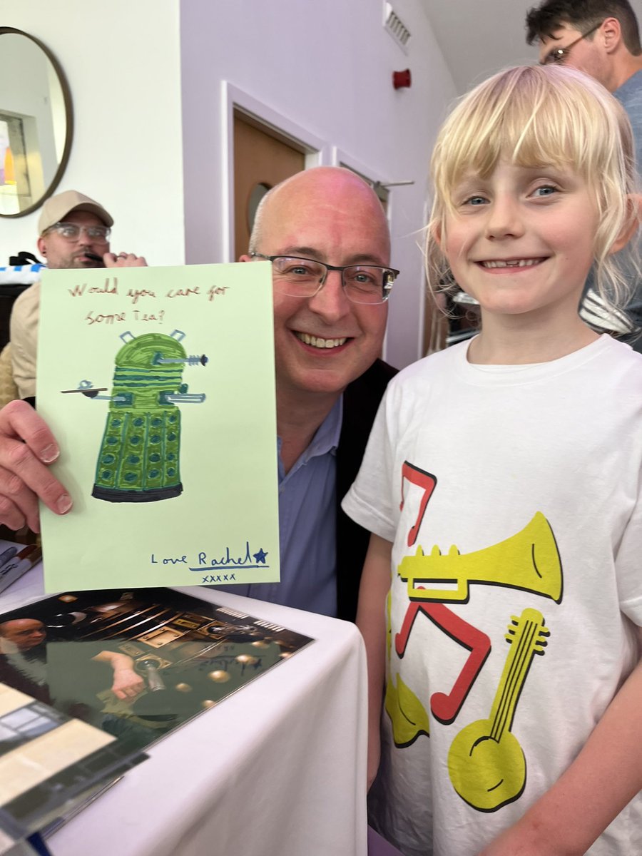 EXTERMINATE! Giving the fantastic Nick Pegg @NicholasPegg her drawing of a Dalek offering a cup of tea from Victory of the Daleks at yesterday’s Spearhead Live 3 event! #DoctorWho #SoearheadLive3 @CygnusTweets