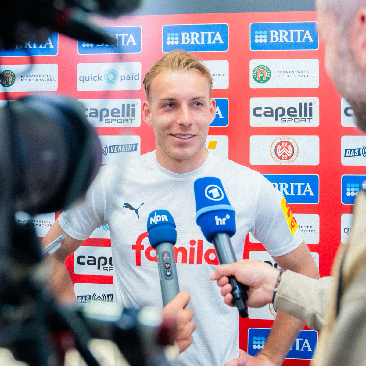 Timo Becker: 'Ich bin sehr glücklich, dass ich der Mannschaft mit meinem Tor helfen konnte. Wir haben uns das Glück, was wir heute hier und da hatten, über die Saison erarbeitet. Wir haben den Sieg mit Kampf und Willen über die Zeit gebracht.' 💬 _ #WIEKSV #KielAhoi