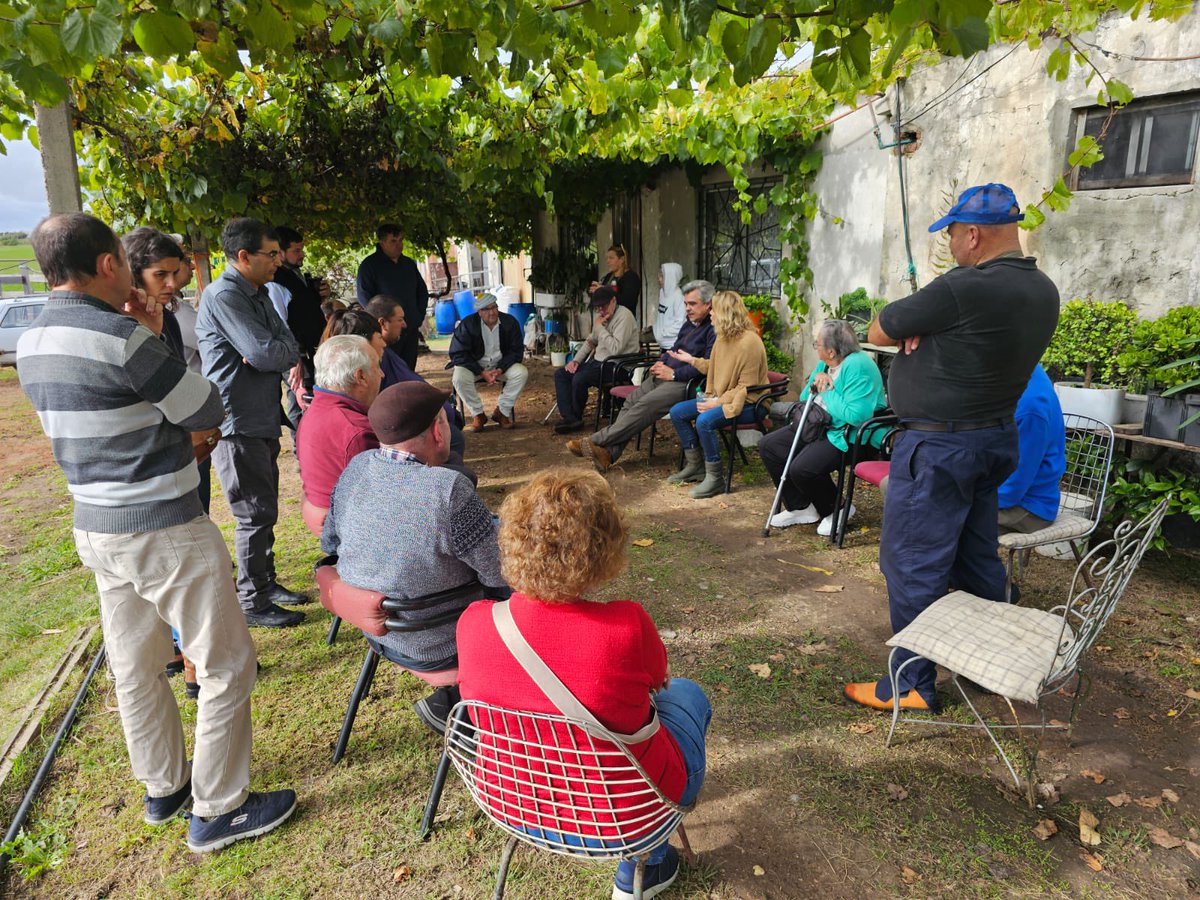 En La Colorada. Junto a @lauraraffo, reunidos con vecinos. Zona de quinteros. Escuchando y planteando nuestras propuestas. @sumar_uy @alianzauy #HagamosHistoria #HayOrdenDeNoAflojar