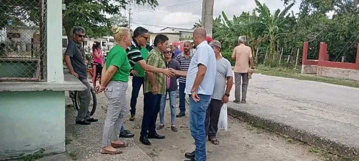 Visitan Tamarindo en Florencia.  Revisan el hogar de ancianos, placitas, puntos de venta de los TCP y otros servicios. Se aprecia que sus cuadros están trabajando por superar las dificultades y lograr mayores beneficios para su pueblo. 
#LatirAvileño #SinPerderUnDía
#CiegoDeÁvila