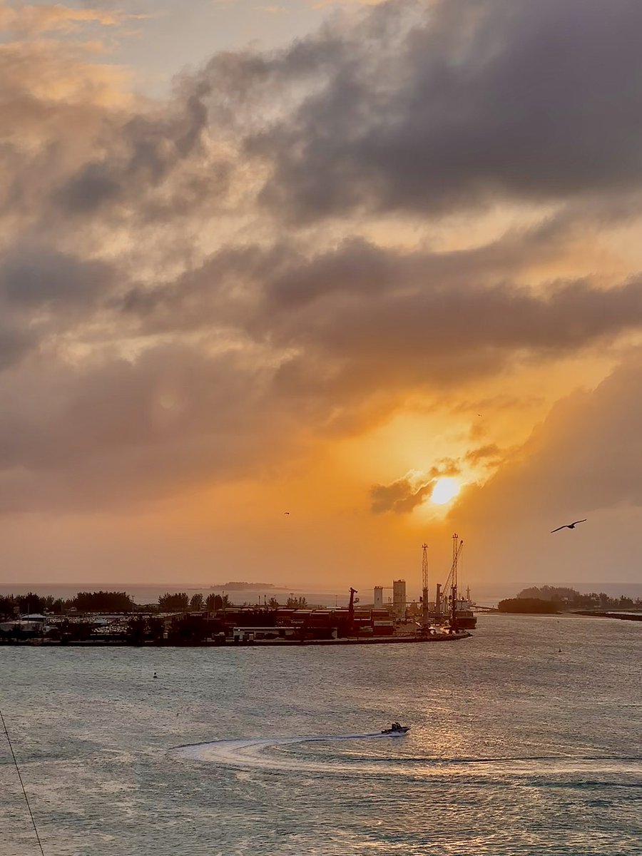 QP favorite photo of the week #SundaySharing Sunset at Governor’s Harbor 🇧🇸 #Bahamas