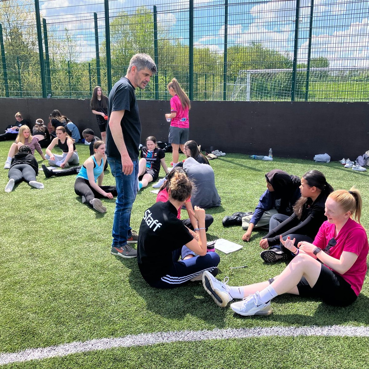 2️⃣4️⃣ 𝐧𝐞𝐰 𝐥𝐞𝐚𝐝𝐞𝐫𝐬!

A brilliant day exploring the skills that make a good leader, how to work & motivate others, equipping the girls with the skills to be effective leaders 🙌

@FundforIreland #BeyondTheBall