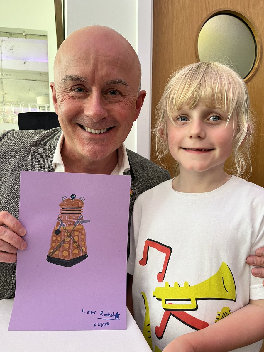 EXTERMINATE! Giving the brilliant Barnaby Edwards @BarnabyEdwards a drawing of a chained up Dalek from Dalek at yesterday’s Spearhead Live 3 event! She loved hearing about the troubles had trying to break free from them while filming! #DoctorWho #SoearheadLive3 @CygnusTweets