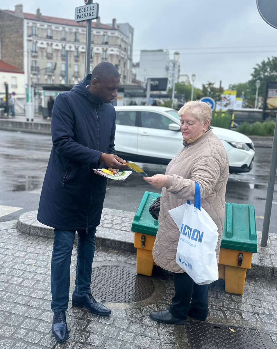 Tractage pluvieux, tractage heureux ! 

Ce matin, sur le marché de La Courneuve, avec les militants socialistes pour parler d’Europe et de bifurcation écologique avec les habitant•e•s. 

Il reste seulement 5 semaines pour convaincre et #RéveillerLEurope, avec <a href="/rglucks1/">Raphael Glucksmann</a> !
