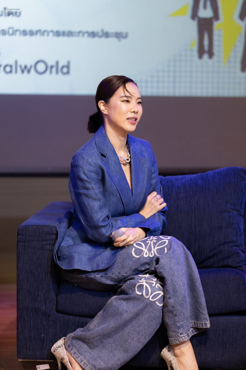 Kunkarn's tweet image. So คุณนายคริส กางเกงLOEWE รองเท้าbalenciaga #crishorwang