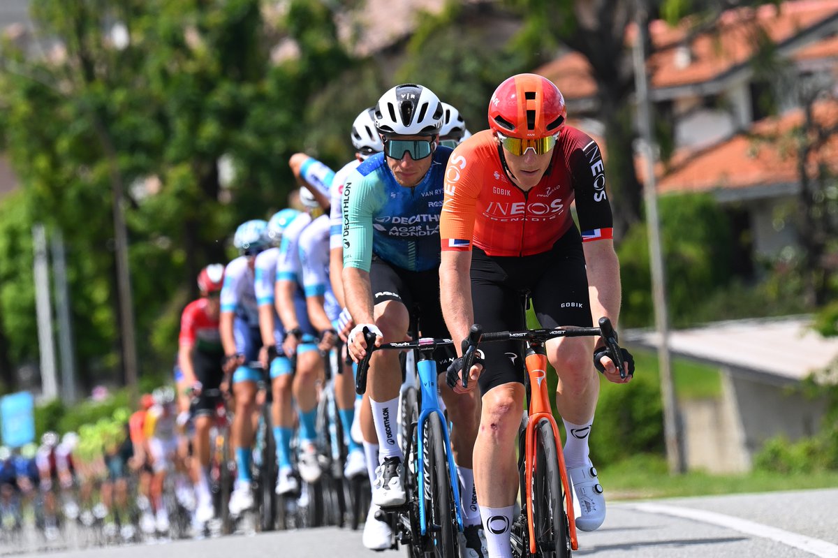 We're nearing the final climb of Oropa at the #GirodItalia. @SwiftConnor put in a big ride to keep the break in check for much of the day.

Now the team have hit the front to stay out of trouble on the fast run-in to the finale.
