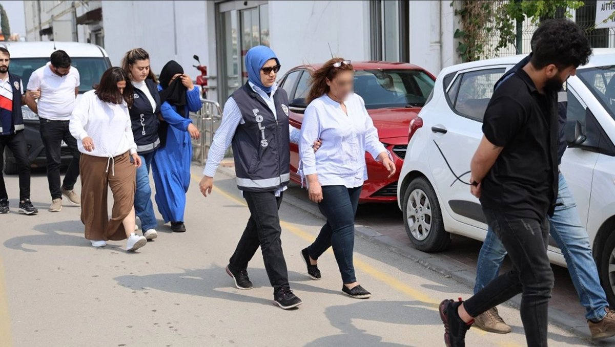 İsrail merkezli organ kaçakçılığı çetesi çökertildi 📍 Adana polisi, İsrail'den sağlık turizmi bahanesiyle gelen ve sahte pasaport kullanan bir organ ticareti şebekesini çökertti. Yaklaşık bir ay süren incelemeler sonucunda, İsrailli olarak gösterilen iki kişinin aslında Suriye