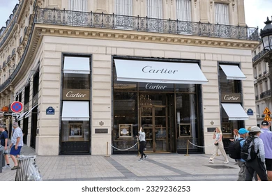 @Turantinazzz Geçtiğimiz Salı günü Cartier'in Arc de Triomphe'un dibindeki mağazasına eşim girdi ben dışarıda bekledim.🙂Saatlerinin kendine özgü bir tasarımı var. Takıları da çok iyi...