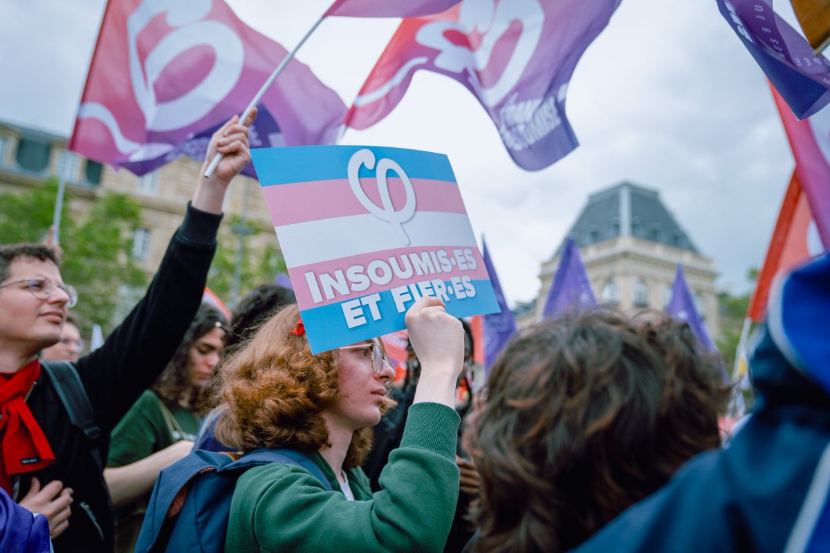 Plein de beau monde cet après midi place de la République et dans de nombreuses villes de France pour la #RiposteTrans ! Face a l’attaque des réactionnaires contre nos droits, nous faisons front uni, et nous ne nous arrêterons que lorsque tous-tes seront libres 🏳️‍⚧️✊