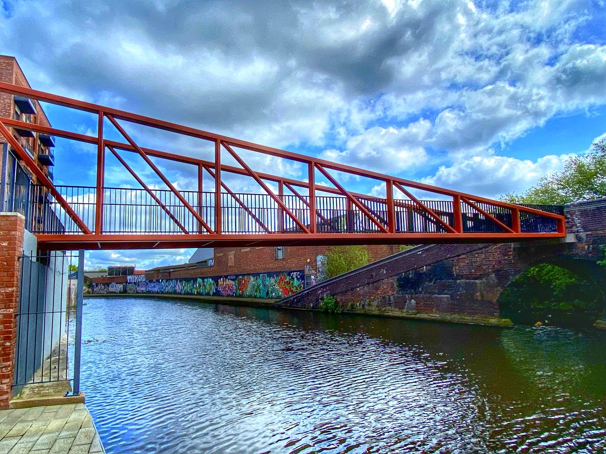 “A Red Bridge” New metal canal bridge at Birmingham’s Soho Loop…great for kids’ stomping! ⁦@CRTWestMidlands⁩ ⁦@CanalBoatPics16⁩ ⁦@CanalRiverTrust⁩ ⁦@WinsonGreenWMP⁩ ⁦@bridgebuyers⁩