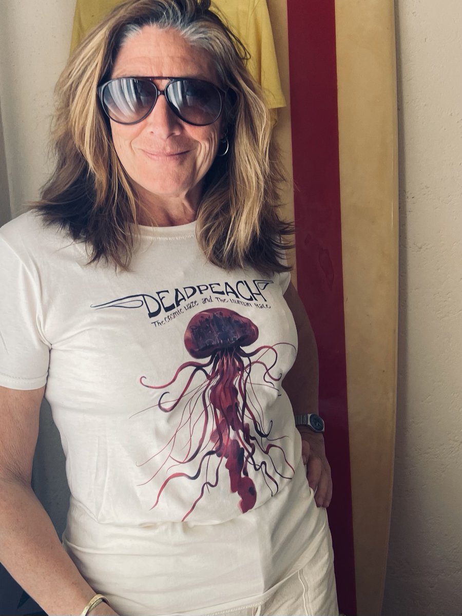 Get ready to rock with the newest Deadpeach tees! 🤘🎸 Grab yours now: deadpeach-rock.bandcamp.com/merch/deadpeac… 
#RockOn #RockTees #jellyfishlovers #deadpeach #tees #psychedelicrock