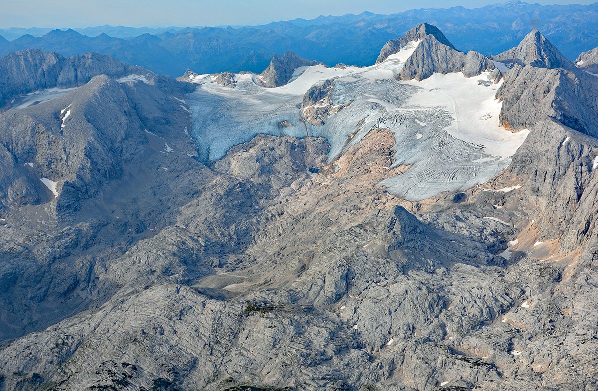 Pretty good accumulation on glaciers of the eastern Alps! ❄️💙 In Dachstein massif (northern/easternmost edge of Alpine glaciated area), 7 m of snow have been recorded this week at Hallstätter Gl. by Andreas Gschwentner! Last pic shows this glacier in Aug. 2023 @AndreaFischerIC