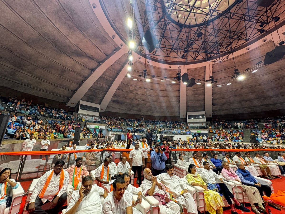 In the fully packed Talkatora Indoor Stadium in New Delhi, delighted to have had the opportunity to meet our Tamil Brothers & Sisters in the Delhi Tamil Sangamam event organised by @BJP4Delhi’s State President Shri @Virend_Sachdeva avl today. 

Had the chance to detail our Hon PM…