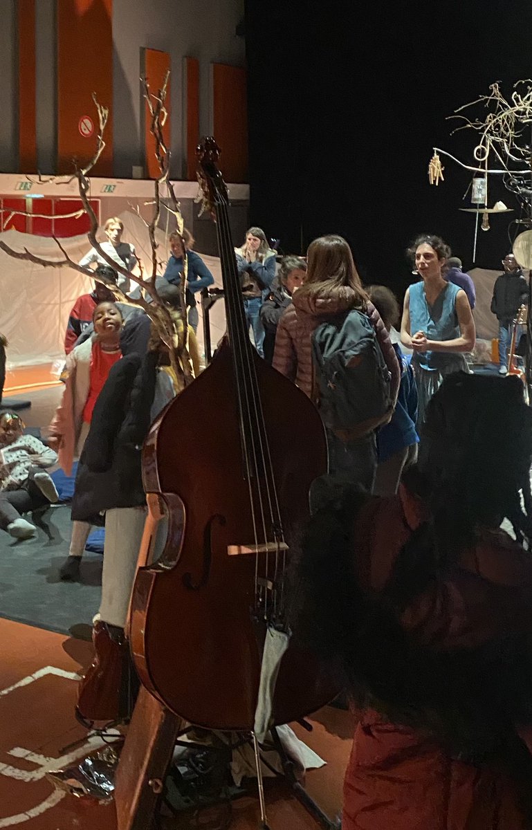 Spectacle de la cieAïlas à la Maison des Étudiants. Installés au ♥️du dispositif scénique,les élèves de Poitiers invités à un voyage au fil de l’eau : fermer les yeux, plonger dans le son, se laisser bercer…<a href="/BndicteRobert/">Bénédicte Robert</a> <a href="/DSDEN86/">DSDEN de la VIENNE</a> <a href="/acpoitiers/">Académie de Poitiers</a>