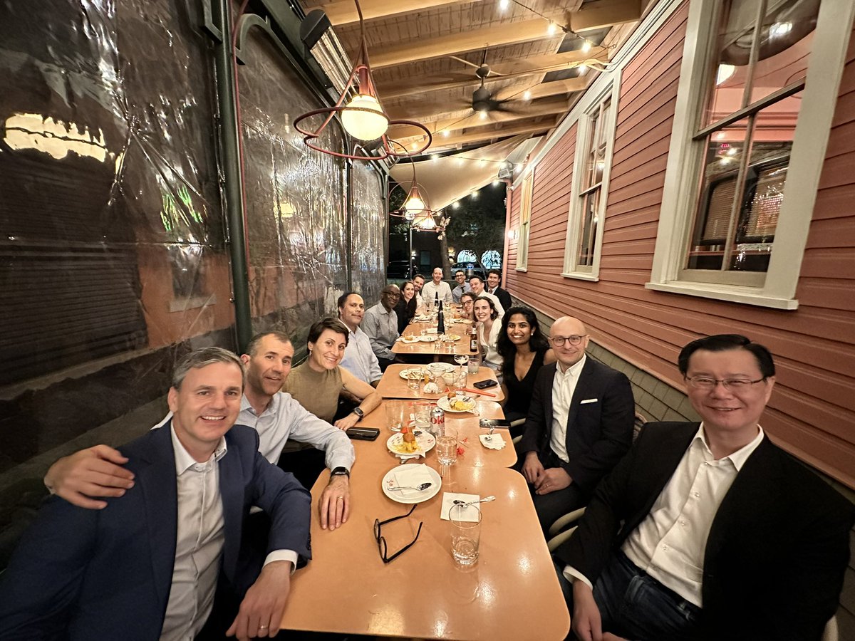 Fabulous dinner last night to cap off #AUA2024 with our @uwurology @UroOnc crew! 💜 very special to be part of this group of past ➡️ current ➡️ future fellows and faculty 🤗