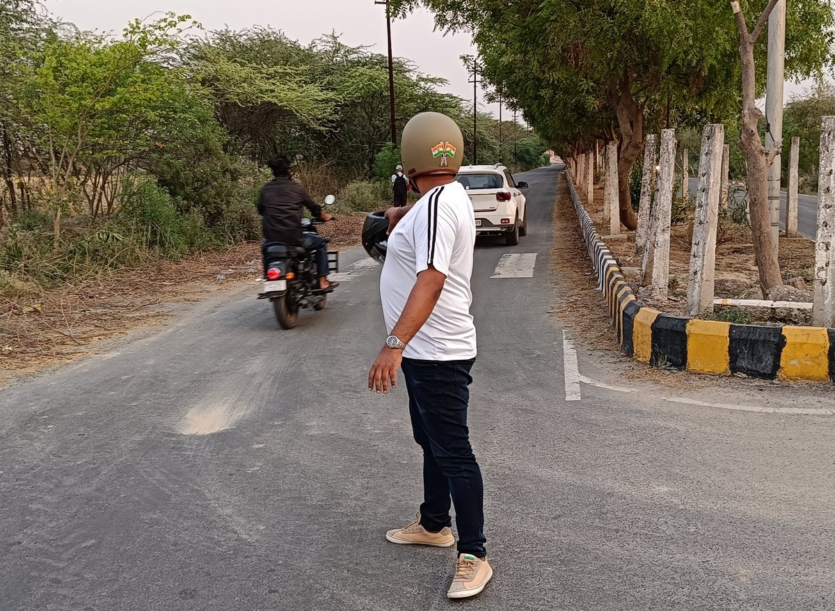 दोस्त तुम्हारे लिए ही खड़ा हूं बिना हेलमेट लिए चले गए. हो सके मैं दोबारा ना मिलु लेकिन अपना ख्याल रखना.🙏🚦
#savelive #india #helmetman #RoadSafety #helmetmanofindia