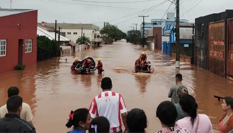 matheuspggomes's tweet photo. A UFRGS VAI COLOCAR TODAS AS SUAS EMBARCAÇÕES NO OPERATIVO DE RESGATE! 🚨

É uma notícia boa, povo!
O que mais precisamos é de esforços pra salvar vidas!

Trabalhamos por essa liberação desde ontem, junto com a Defesa Civil e servidores da UFRGS!

Todas as instituições públicas, empresas e pessoas que tem meios pra resgatar pessoas e animais devem colocá-los à disposição, sem burocracia, estamos contra o tempo!