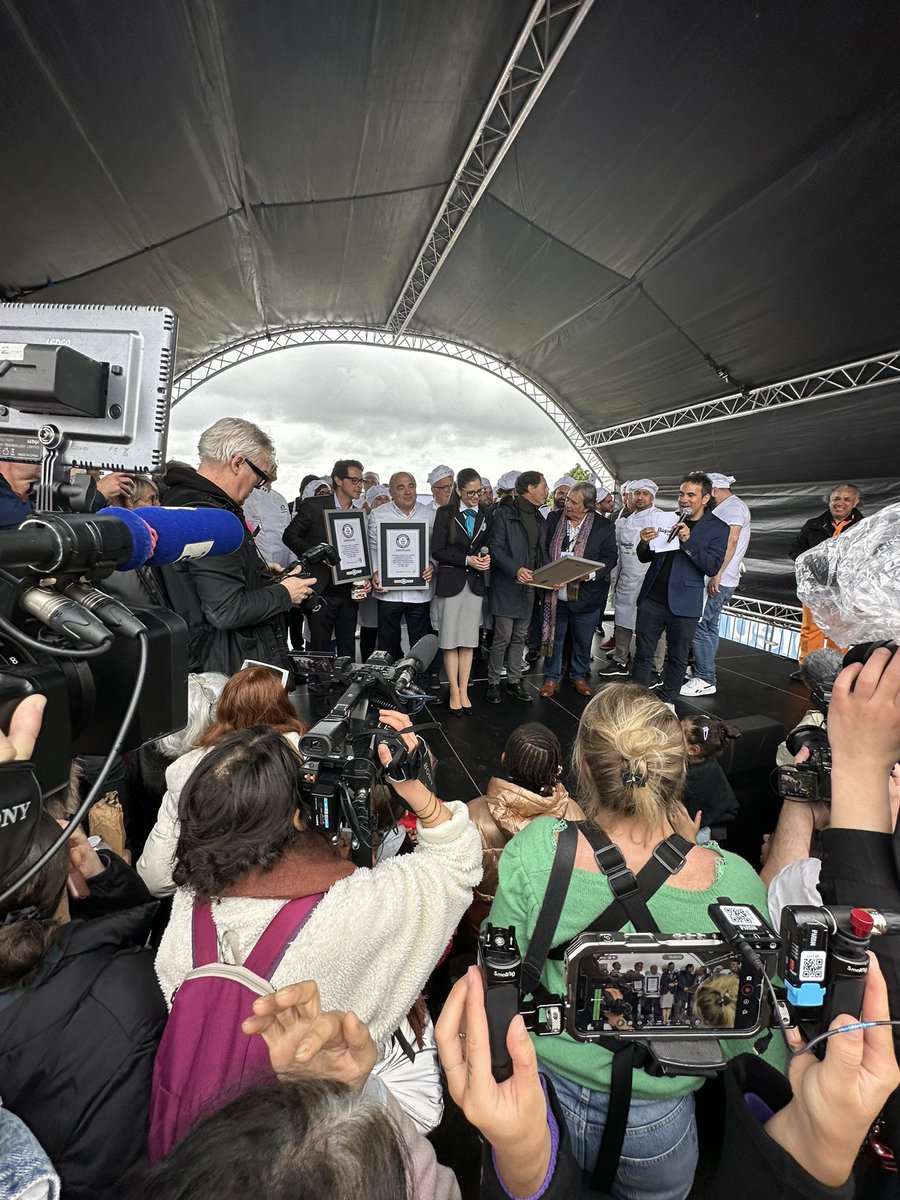 [🇫🇷🥖#Suresnesbaguetteshow]
Le record du monde de la plus longue baguette est franchi : la #baguette réalisée aujourd’hui à Suresnes mesure 140,53 m !!!! Elle entre dans le Guiness World Records Book après celle des italiens (132,62m)!

Bravo <a href="/cnbpf/">CNBPF - Confédération Boulangerie Pâtisserie</a>
<a href="/NutellaFR/">Nutella France</a> <a href="/FerreroFr/">Ferrero en France</a>