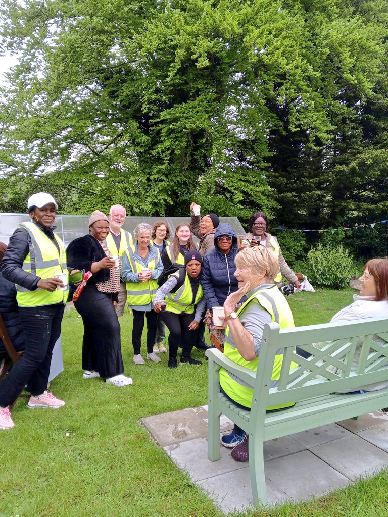 Fab crew of our Tidy Town's volunteers out and about planting, weeding & litter picking in Blanchardstown village on a Saturday morning in May
#tidytowns #tidytownsireland #fingal #dublin15 #dubw