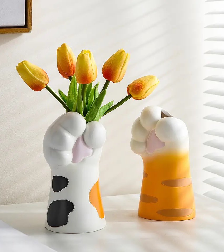 300moods's tweet image. The cutest vase 🥺