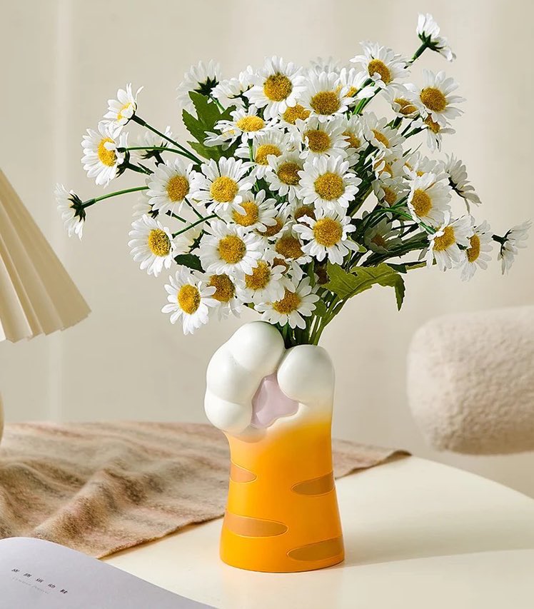 300moods's tweet image. The cutest vase 🥺