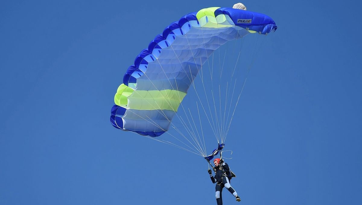 Un parachutiste gravement blessé lors d'une cérémonie de commémoration à Etrappe (Doubs)
Le saut du maire, prévu pour l'événement, a dû être annulé en raison d'un vent trop fort.
➡️ l.francebleu.fr/A1M0