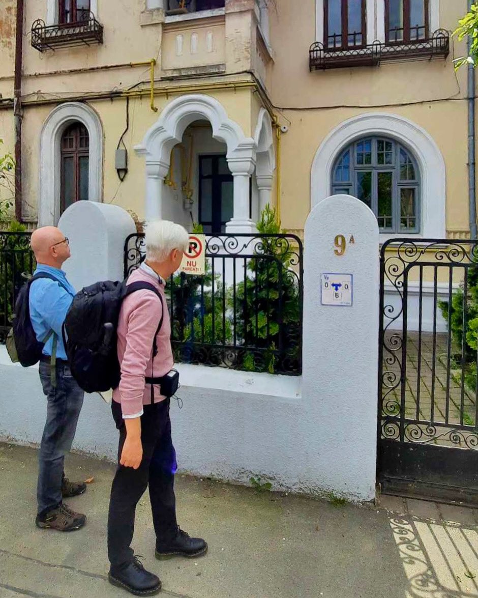 At the tour today in West Cotroceni area. Photo by one of the participants. #architecturaltour #cotroceni #bucharest #casedeepoca #valentinmandache