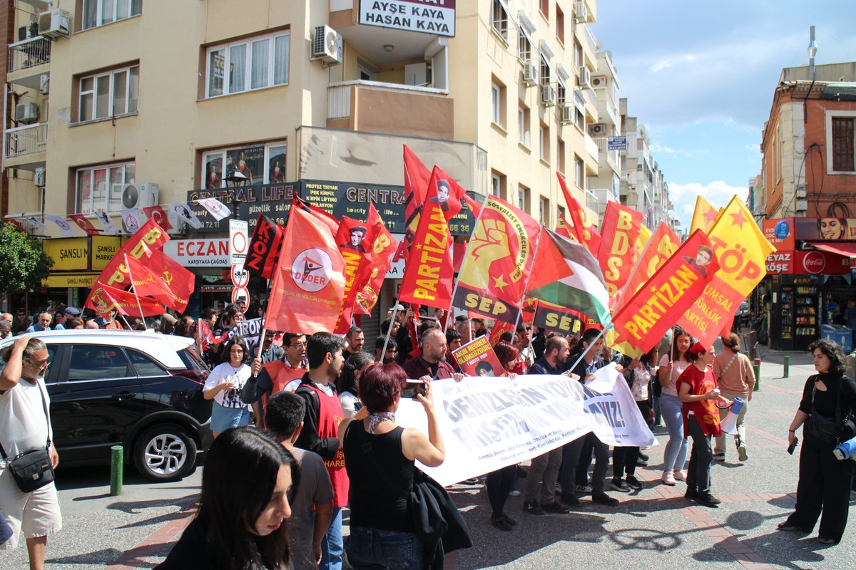 📢İzmir #6Mayıs 1972 'de idam edilen Üç Fidan için Karşıyaka'da buluştuk. Mustafa Suphi'lerden, Deniz'lere ve bugüne devraldığımız devrimci, cesur mirasın hakkını vermek emekçileri örgütlemek boynumuzun borcudur. Denizlere Sözümüz Sosyalist bir Dünya!