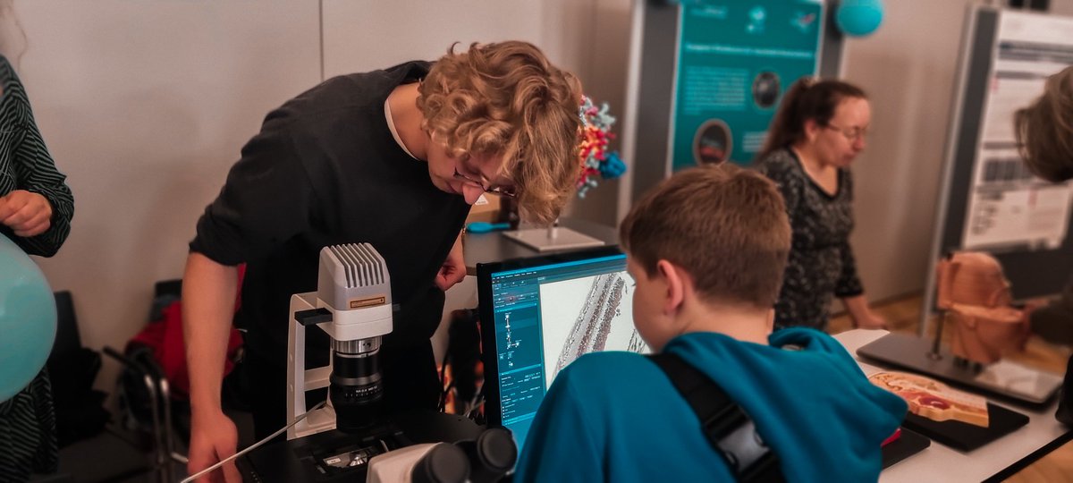 It’s inspiring to meet the future #Scientists at our Göttingen booth this #ScienceDay.”