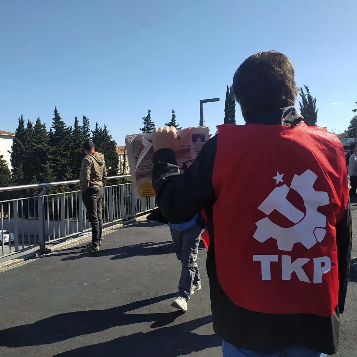 tkpavcilar's tweet photo. Avcılar Metrobüs durağında gazetemizi Avcılar halkına ulaştırdık. 

@istanbul_tkp https://t.co/dF4Qb6CRfo