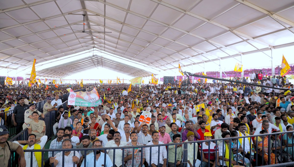 Union Home and Cooperation Minister Shri @AmitShah was received by a huge audience during his public meeting in Hindupur Lok Sabha Constituency in Andhra Pradesh.