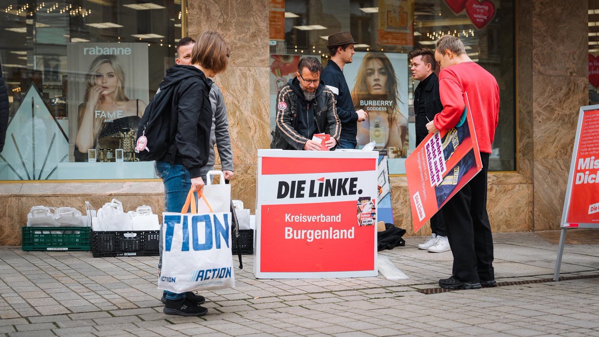 inesschwerdtner's tweet photo. Gestern Küche für alle des @StadtRaum mit Grünen Bohnen und Bratwurst und gleich gegenüber Infostand der @DIELINKE_WSF in Weißenfels. Auch dort wo die Rechten stark sind, bleiben wir sozial und vor Ort. Mein Dank an die besten Genossen ❤️ https://t.co/bwOLo44SSo