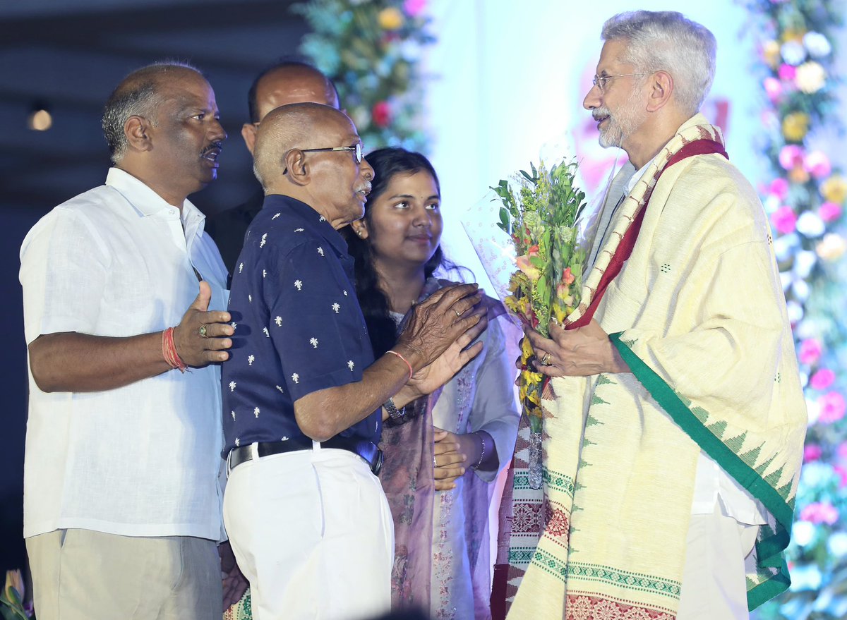 Meeting Shri Subramaniam and his family members in Sambalpur. He spoke of his daughter’s return from Ukraine through Operation Ganga. #ModiKiGaurantee evokes a response across the nation.