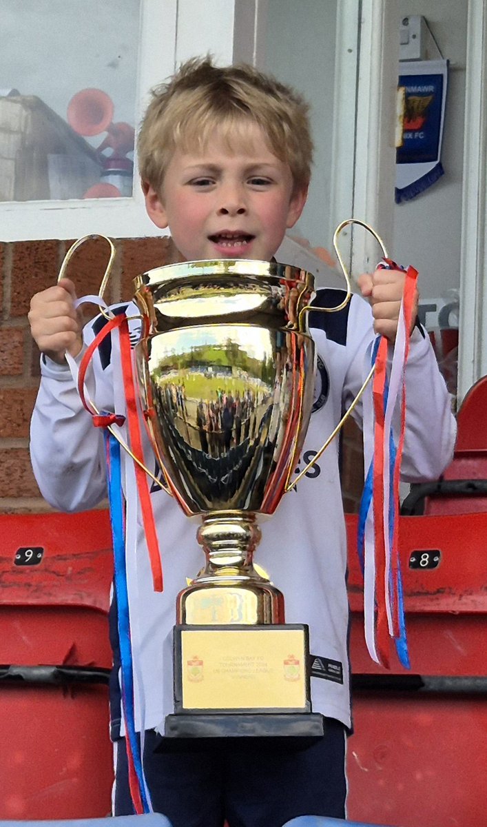 Colwyn Bay U6 Tournament Champs #Prestatyn Tigers. Top scorer Leo.. Proud dad