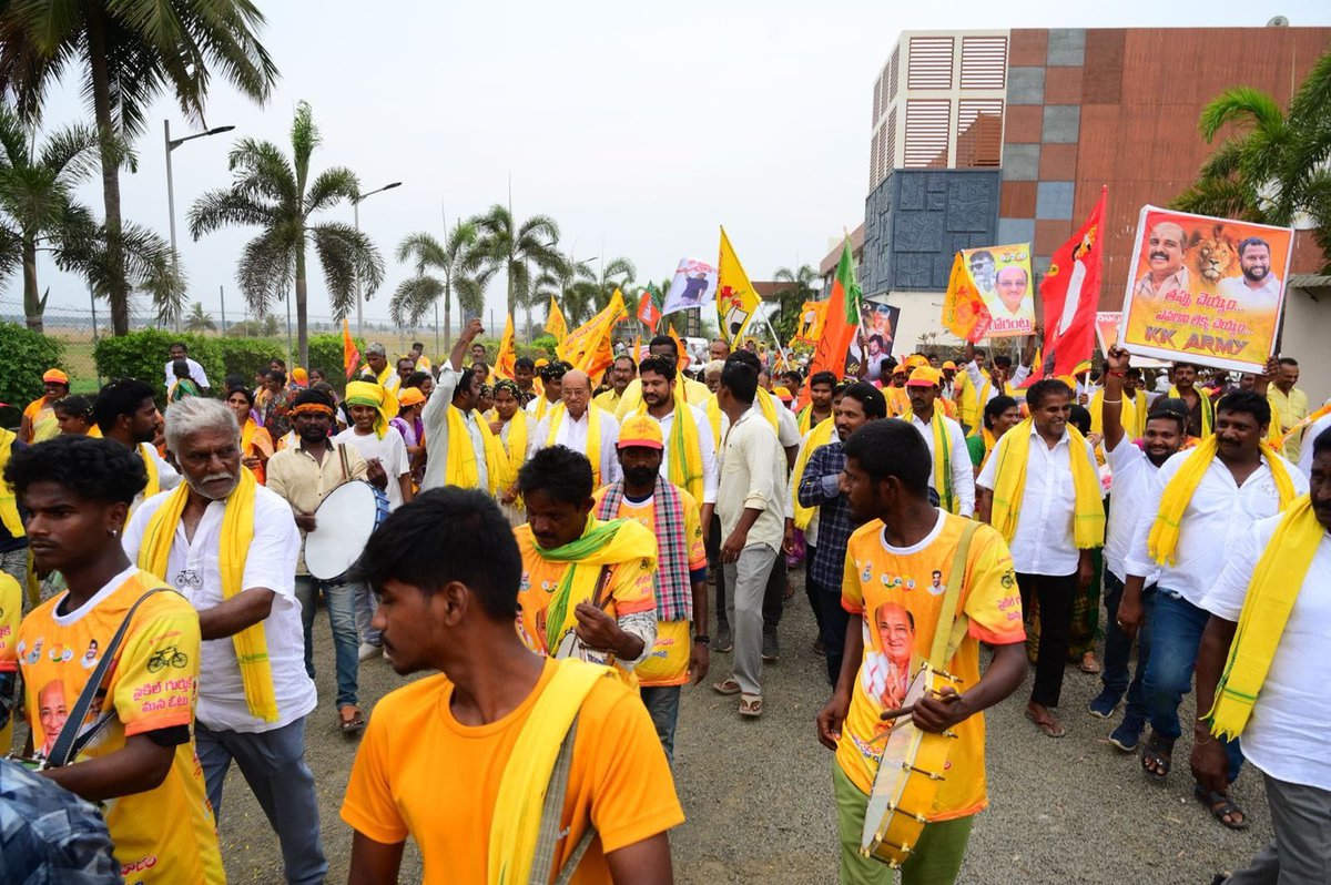 ఈ రోజు ఎన్నికల ప్రచారం లో భాగంగా శ్రీ గోరంట్ల బుచ్చయ్య చౌదరి గారు మరియు వారి కుమార్తె శ్రీమతి కంఠం నేని శిరీష గారు తొర్రెడు గ్రామం లో పర్యటించి ప్రజల్ని కలుసుకోవడం జరిగింది.

#GorantlaOnceMore
#TDPJSPBJPwinning